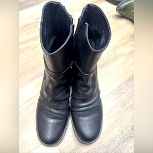 Abeo leather zip on side closed toe solid black size 8.5 Women's ankle booties